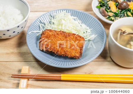 たくさんのおかずが並んだ食卓 100644060