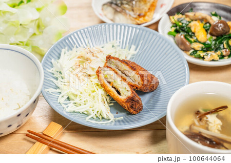 たくさんのおかずが並んだ食卓 100644064