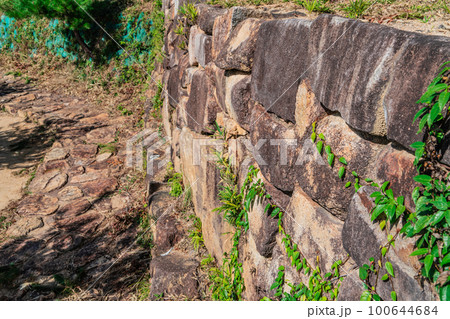 【日本100名城】鬼ノ城 北門跡の石垣 岡山県総社市 【日本100名城】鬼ノ城 北門跡の石垣 岡山県総社市 100644684