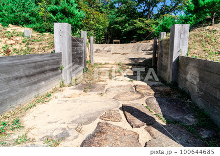 【日本100名城】鬼ノ城　外から見た北門跡　岡山県総社市 100644685