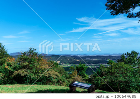 【日本100名城】鬼ノ城　鬼城山山頂からの眺め1　岡山県総社市 100644689