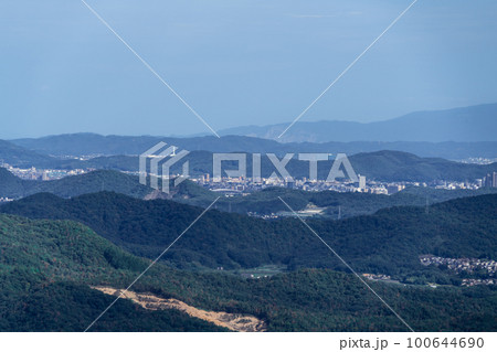 【日本100名城】鬼ノ城 鬼城山山頂からの望む岡山市街 岡山県総社市 【日本100名城】鬼ノ城 鬼城山山頂からの望む岡山市街 岡山県総社市 100644690
