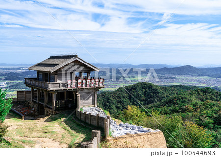 【日本100名城】鬼ノ城　角楼から見た西門と岡山平野2　岡山県総社市 100644693