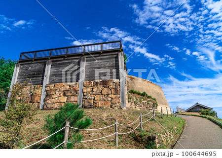 【日本100名城】鬼ノ城　角楼と秋の青空1　岡山県総社市 100644695