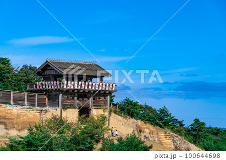 【日本100名城】鬼ノ城 学習展望台から見た西門と秋の青空1　岡山県総社市 100644698