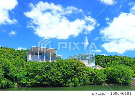 岡崎市、自然溢れる岡崎市美術博物館の風景 100646191