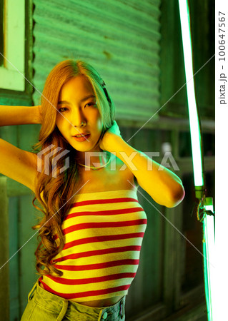 Girl in Travel 100647567