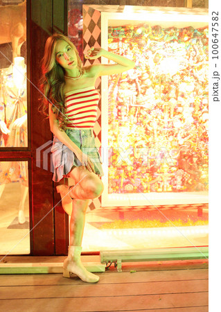 Girl in Travel 100647582
