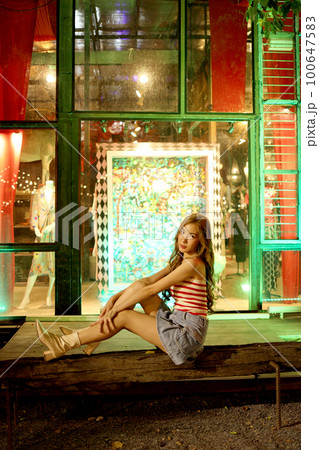 Girl in Travel 100647583