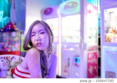 Girl in Travel 100647585