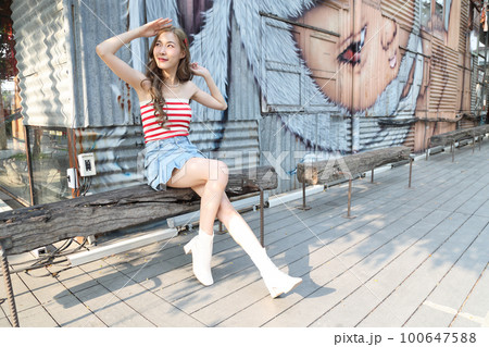 Girl in Travel 100647588