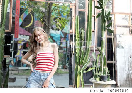 Girl in Travel 100647610