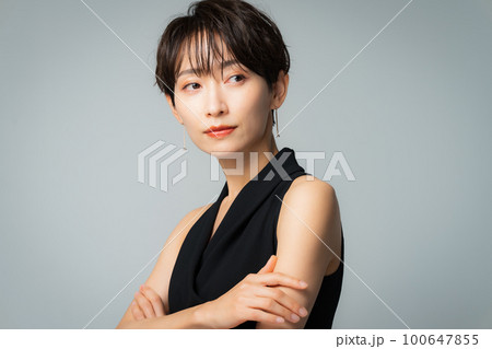 ショートカットの40代女性 100647855