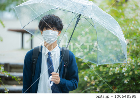 高校生　マスク　雨　　 　 100648599