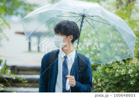 高校生　マスク　雨　　 　 100648603
