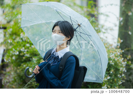 高校生　マスク　雨　　 　　 100648700