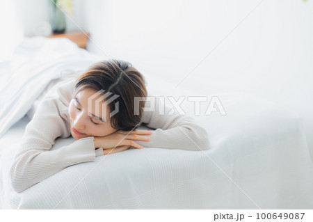 ベッドルームの女性 100649087