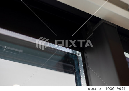 二重サッシの一部分 二重サッシの一部分 100649091