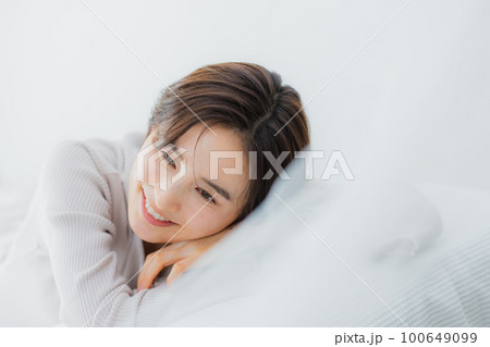 ベッドルームの女性 ベッドルームの女性 100649099
