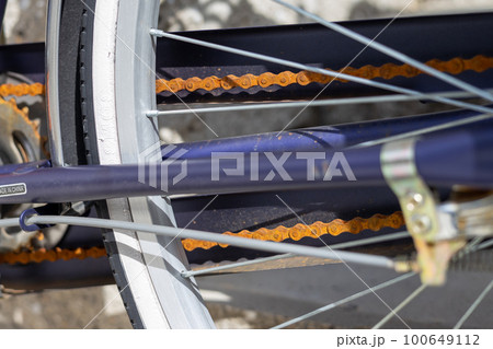 錆びついた自転車のチェーン 100649112