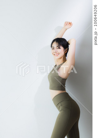 ショートヘアの女性　陰影 100649206