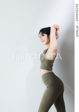 ショートヘアの女性 陰影 ショートヘアの女性 陰影 100649209