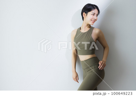 ショートヘアの女性　陰影 100649223