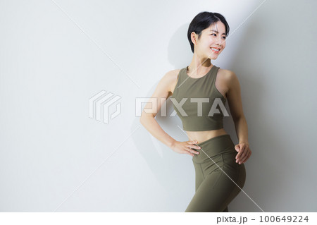 ショートヘアの女性　陰影 100649224