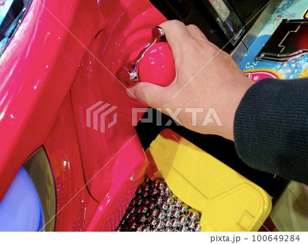 パチンコをするハンドルを握る手 100649284