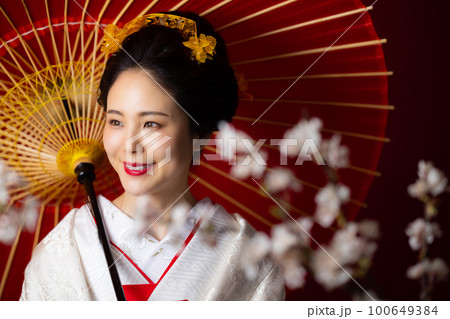 白無垢　日本髪　番傘　桜 100649384