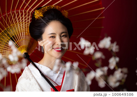 白無垢　日本髪　番傘　桜 100649386
