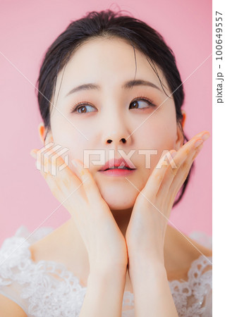 ウェディングドレス　ピンク背景 100649557