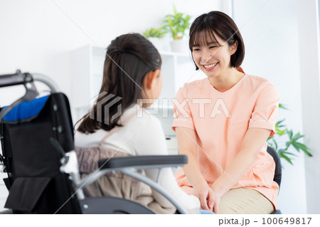車椅子の子供 診察 車椅子の子供 診察 100649817