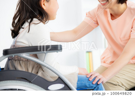 車椅子の子供　診察　 100649820