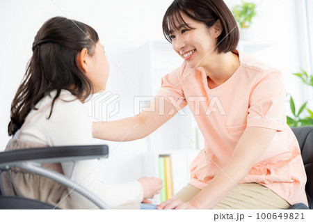 車椅子の子供　診察　 100649821