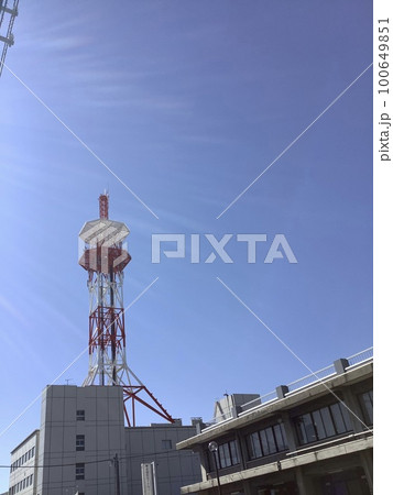 赤と白が青空に映える美しい電波塔と日差し 100649851