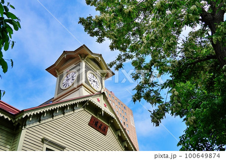 札幌時計台とライラック 100649874