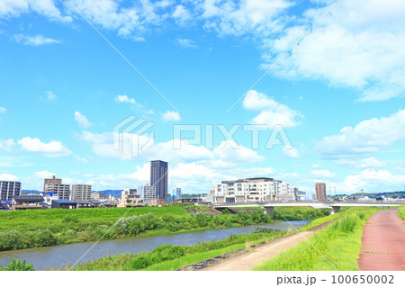 多治見市民病院と多治見駅前高層ビルの風景 100650002