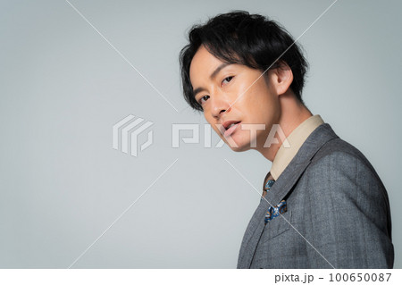 ダブルスーツの30代男性 ダブルスーツの30代男性 100650087