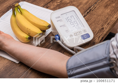 【血圧を計る主婦 高め】 【血圧を計る主婦 高め】 100651171