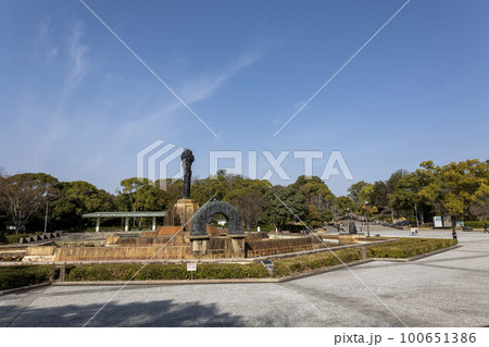 大阪・豊中市／服部緑地公園の東中央広場（2023年3月12日撮影） 100651386