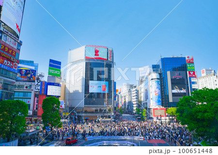 【東京都】5月・ゴールデンウイーク到来、爽やかな青空と緑が美しい新録の東京駅に到着し渋谷を観光する 100651448