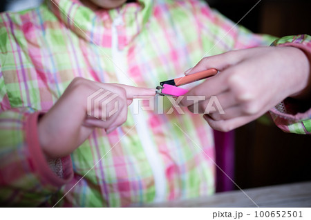 爪を切る子供の手元 爪を切る子供の手元 100652501
