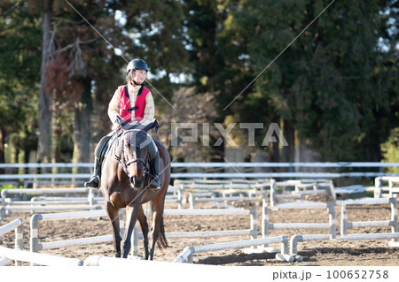 乗馬を習う子供 100652758