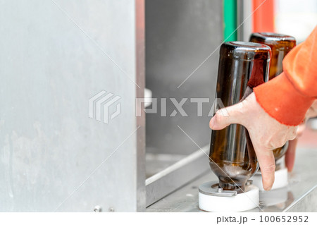 machine for automatic filling of beer bottles in a brewery 100652952