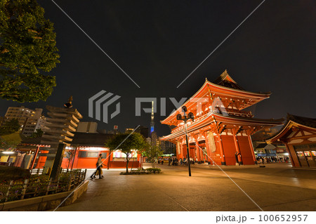 【東京都】5月・観光客で賑わう休日の浅草寺 【東京都】5月・観光客で賑わう休日の浅草寺 100652957