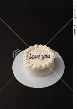 Small white cake on black background 100654679