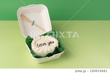 Small bento cake In box on the minimalistic background 100654681