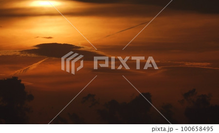 多様な雲と雲間を飛行機が通過した夕方の空・春・望遠・空のみ・230312pm 100658495