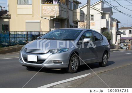 コンパクトカー　道路走行 100658781